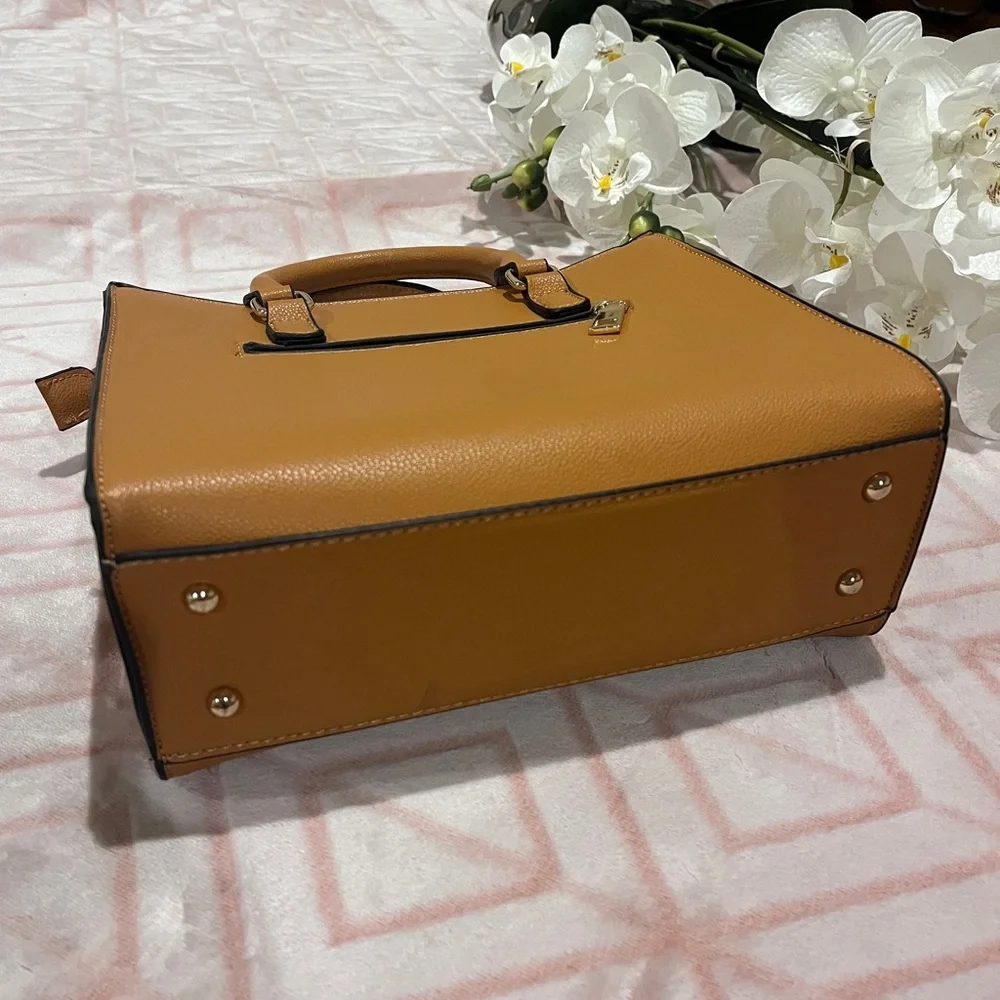 ✨💛 Elegant Marigold Yellow Handbag Crossbody Purse 💛✨ - Picture 3 of 4